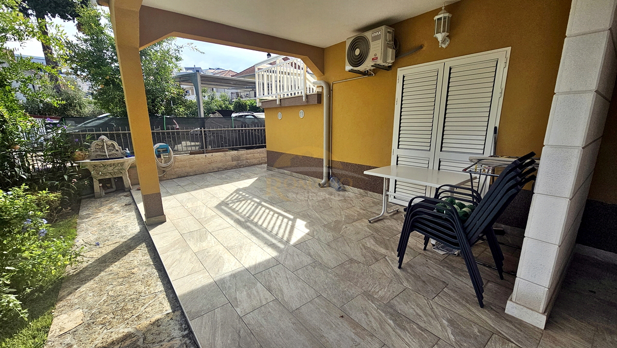 Casa con appartamenti a Okrug Gornji/Čiovo, seconda fila dal mare - 5 appartamenti